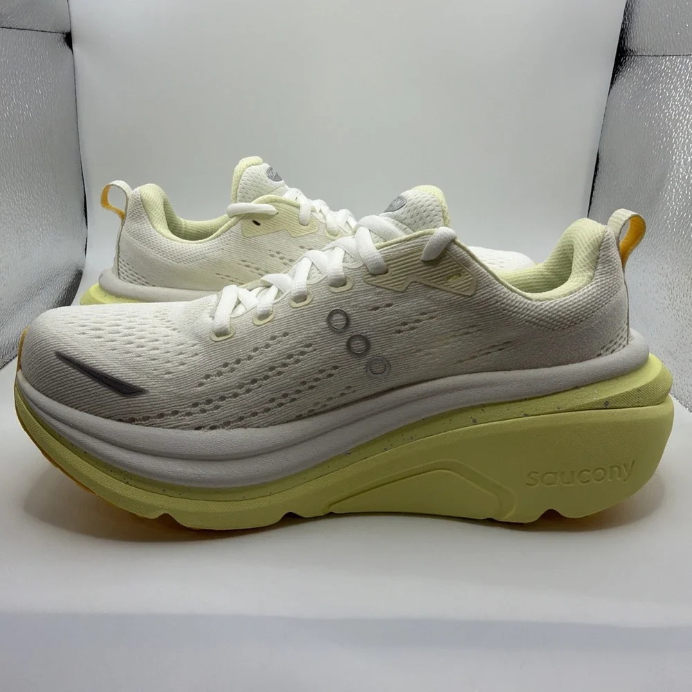 Saucony Women's Hurricane 25 Shoes. Ivory/Tender Size 7 New.